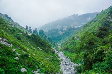 İnanılmaz doğa Himalayaların başında. Dağlar ve Falls Bhagsunag. Dharamsala, Hindistan
