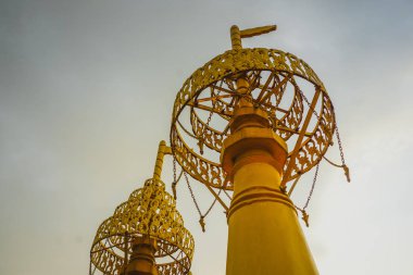 Güzel altın pagodadan Vipasana merkezi pratik. Kanpur, Hindistan