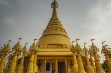 Güzel altın pagodadan Vipasana merkezi pratik. Kanpur, Hindistan