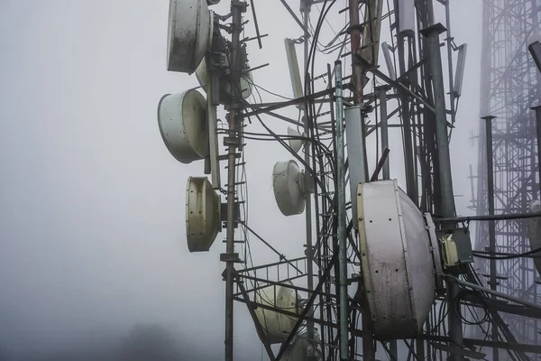 在雾中带有无线电天线的塔 达杰林镇附近的虎山 — 图库照片