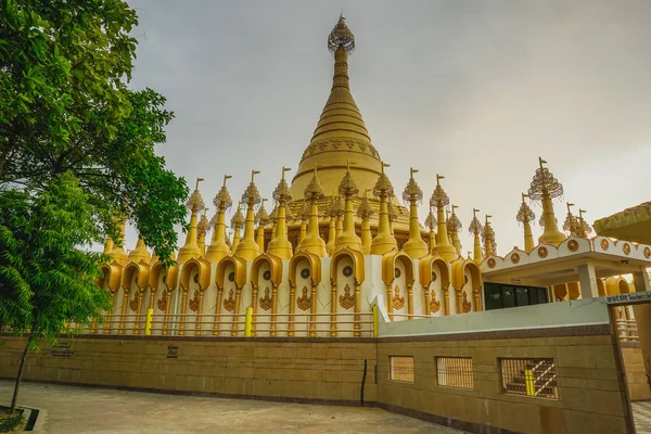 布教寺院センター実習で美しい黄金のパゴダ インドのカーンプル — ストック写真