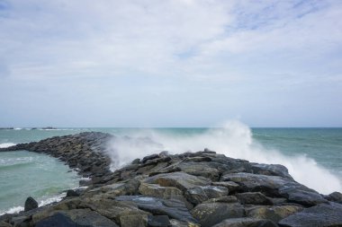 Bengal Körfezi içinde taş iskele. Şehir Kanyakumari, Hindistan