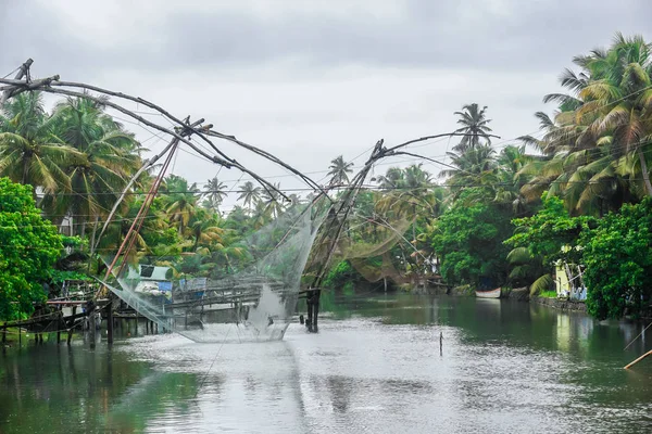 喀拉拉斯热带河流的传统捕鱼和渔网 — 图库照片