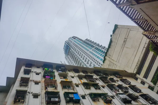 Wolkenkratzer Inmitten Gewöhnlicher Wohnhäuser Mumbai Indien — Stockfoto