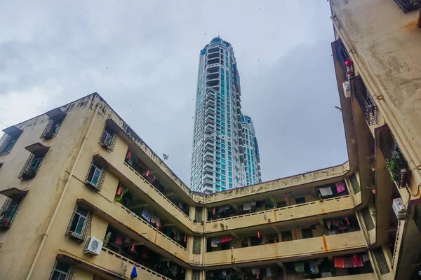 Wolkenkratzer Inmitten Gewöhnlicher Wohnhäuser Mumbai Indien — Stockfoto