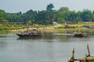 Mayapur, Hindistan - 4 Nisan 2017: Yerel Kızılderililer için nehrin diğer tarafında bir tekne şeklinde kendi kendine yapılan ahşap sallar üzerinde feribotlarla