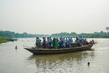 Mayapur, Hindistan - 4 Nisan 2017: Yerel Kızılderililer için nehrin diğer tarafında bir tekne şeklinde kendi kendine yapılan ahşap sallar üzerinde feribotlarla