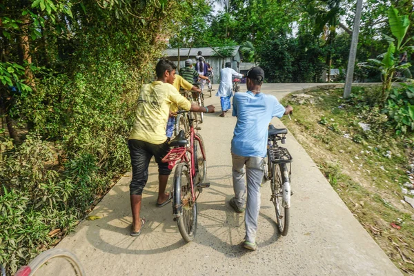 Mayapur India Abril 2017 Los Aldeanos Locales Regresan Casa Bicicletas — Foto de Stock