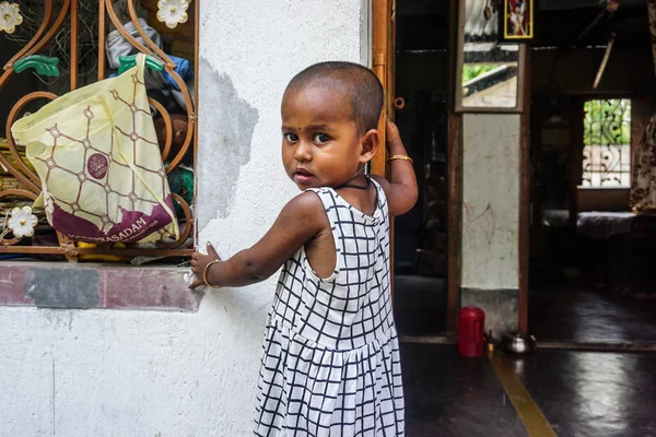 Mayapur Inde Avril 2017 Une Petite Indienne Dans Une Maison — Photo