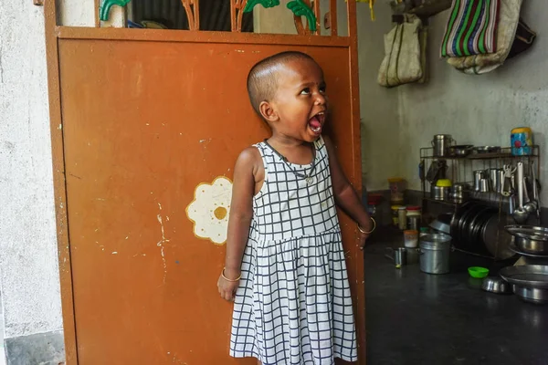 Mayapur Inde Avril 2017 Une Petite Indienne Dans Une Maison — Photo