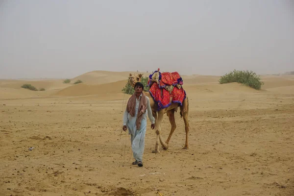 Jaisalmer India Luglio 2017 Ragazzo Guida Cammello Attraverso Dune Del — Foto Stock