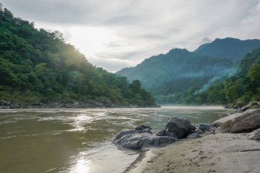Güzel kutsal nehir Ganj Rishikesh, Hindistan