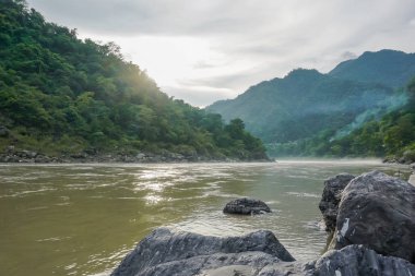 Güzel kutsal nehir Ganj Rishikesh, Hindistan