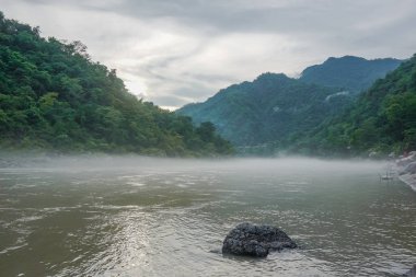Güzel kutsal nehir Ganj Rishikesh, Hindistan