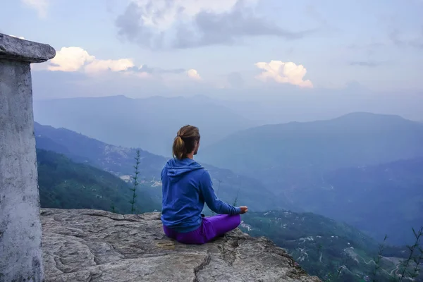 Meditação Sobre Rocha Das Montanhas Himalaia Sikkim Índia — Fotografia de Stock