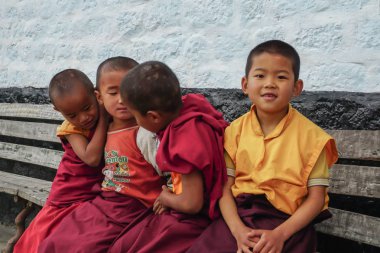 Yazı, Sikkim, Hindistan - 11 Mayıs 2017: Budist çocuk rahipler Himalaya Budist manastırda toprakları üzerinde