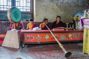 Yazı, Sikkim, Hindistan - 11 Mayıs 2017: Budist çocuk Rahipler dua Hizmetleri tapınağın kuralları