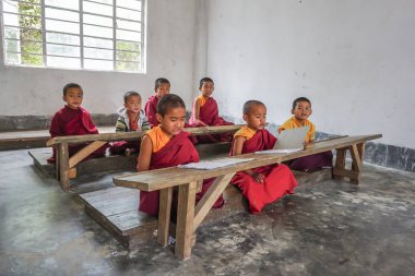 Yazı, Sikkim, Hindistan - 11 Mayıs 2017: Budist rahipler sınıfta ders çocuklarıyız