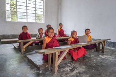 Yazı, Sikkim, Hindistan - 11 Mayıs 2017: Budist rahipler sınıfta ders çocuklarıyız