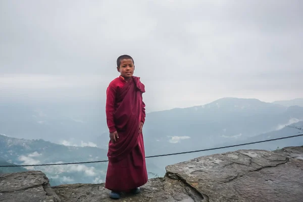 Pelling Sikkim India Mayo 2017 Monje Budista Está Parado Sobre — Foto de Stock