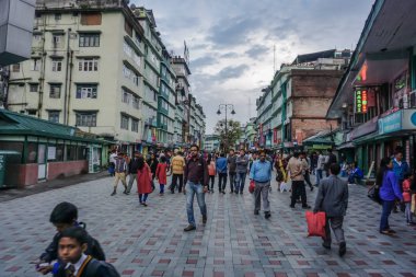 Gangtok, Sikkim, India - 15 Mayıs 2017: Şehir ve yürüyen insanlar, ziyaret edenler ve turist Merkezi caddelerinden biri