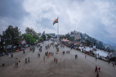 Shimla, Hindistan - 5 Temmuz 2017: Shimla Merkez Meydanı ve yürüyen insanlar, ziyaretçiler ve turist