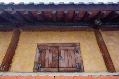 Kore binasının eski pencere kapısı