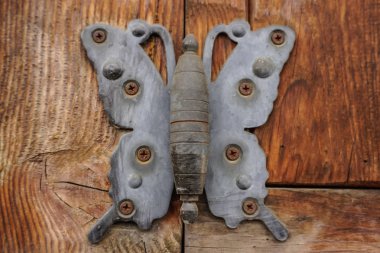 Kelebek bir Kore binasının eski kapı menteşe