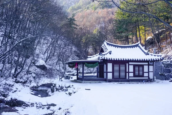 Tradycyjny Dom Południowokoreański Górach Zimą — Zdjęcie stockowe