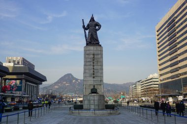 Seul, Güney Kore - 15 Aralık 2018: Amiral Yi Sun Shin'in Heykeli, Kore'nin ünlü deniz komutanı ve ulusal kahramanına adanmış bir anıttır..