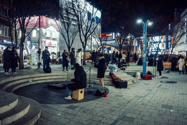 대한민국 2018년 12월 15일 서울의 밤거리는 잠들지 않습니다 저녁에는 사람들이 — 스톡 사진