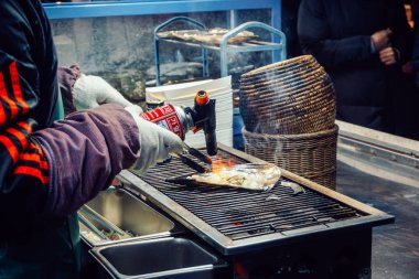 Seul, Güney Kore - 15 Aralık 2018: Seul'ün akşam sokaklarında sokak yemekleri pişirmek