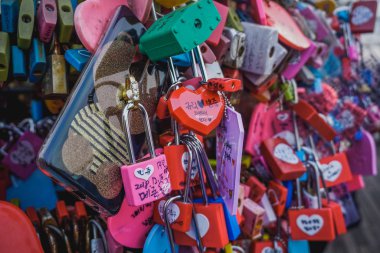 Seul, Güney Kore - 16 Aralık 2018: Namsan Park'ta bir çitin üzerine dileklerle bin aşk kilitlenir.