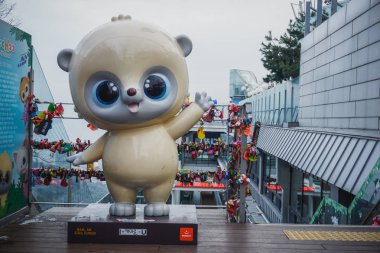 Seul, Güney Kore - 16 Aralık 2018: Namsan Park Dağı'nda Maskot heykeli, Namsan Tv Kulesi'nin yanında