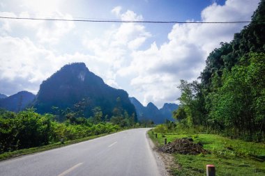 Vietnam'da dağların arasında yol