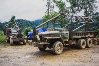 Vietnam ormanlarında eski kamyonlar