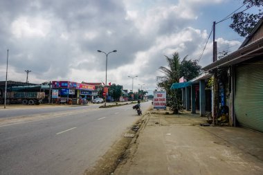 Quang Binh Province, Vietnam - 26 Ocak 2018: Köylerden birinden geçen basit bir Vietnam yolu