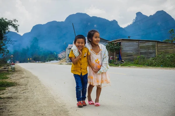 Provincia Quang Binh Vietnam Enero 2018 Alegre Aldea Niños Camino — Foto de Stock