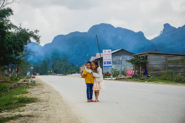 Provincia Quang Binh Vietnam Enero 2018 Alegre Aldea Niños Camino — Foto de Stock