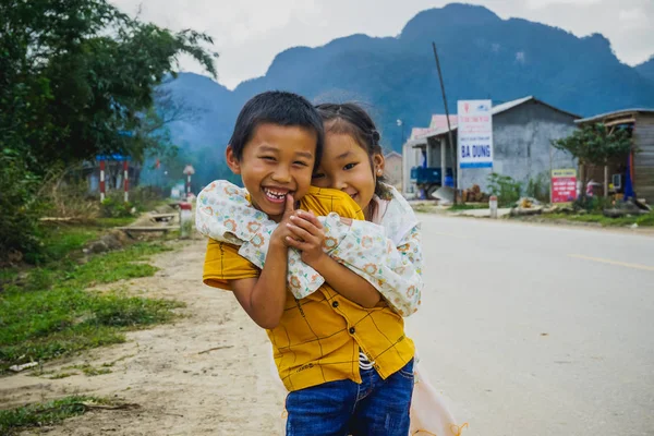 Provincia Quang Binh Vietnam Enero 2018 Alegre Aldea Niños Camino — Foto de Stock