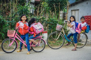 Quang Binh Province, Vietnam - 26 Ocak 2018: Vietnamlı çocuklar okuldan sonra eve bisikletle biniyor.