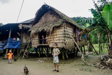 Quang Binh Province, Vietnam - 28 Ocak 2018: Vietnam'ın uzak köylerinden birinden köy çocukları. Basit kırsal yaşam