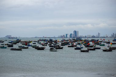 Danang, Vietnam - 2 Şubat 2018: Körfezde balıkçı tekneleri, kıyıdan çok uzak değil.