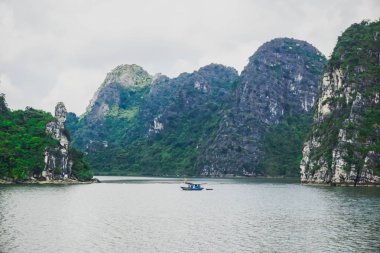 Vietnam, Ha Long Körfezi 'ndeki sularda dağlar.