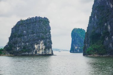Vietnam, Ha Long Körfezi 'ndeki sularda dağlar.