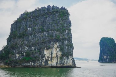 Vietnam, Ha Long Körfezi 'ndeki sularda dağlar.