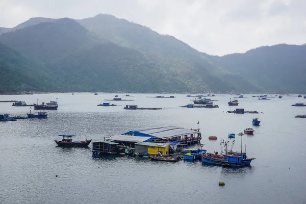 Pueblo Pescadores Agua Una Las Bahías Vietnam — Foto de Stock