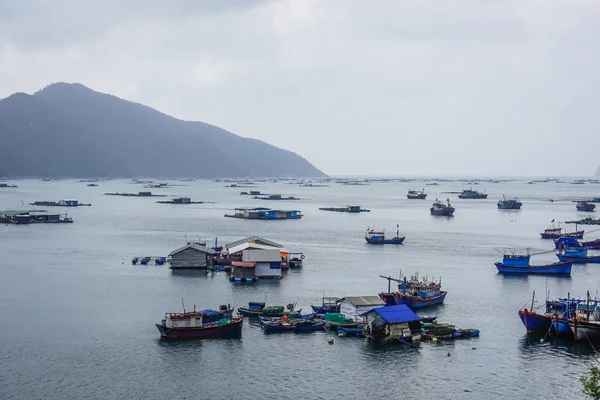 Uma Aldeia Pescadores Água Uma Das Baías Vietnã — Fotografia de Stock