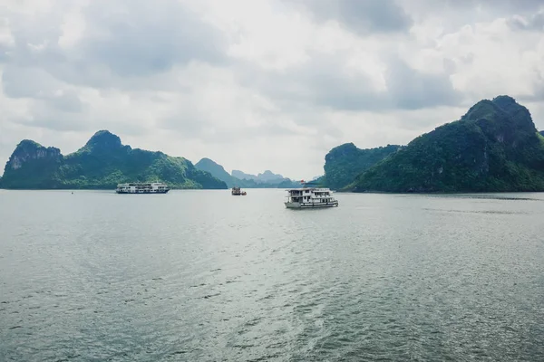 Βουνά Στο Νερό Στο Long Bay Βιετνάμ — Φωτογραφία Αρχείου