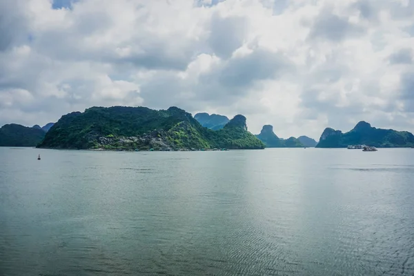 Горы Воде Заливе Халонг Вьетнам — стоковое фото